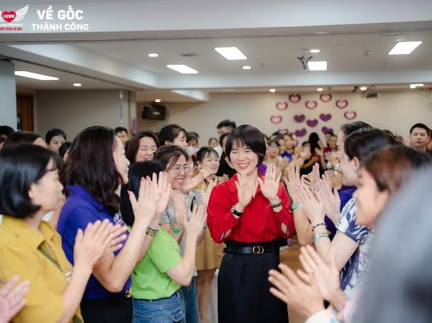 Mai Diệu Huyền giữa vòng học viên Về Gốc Thành Công