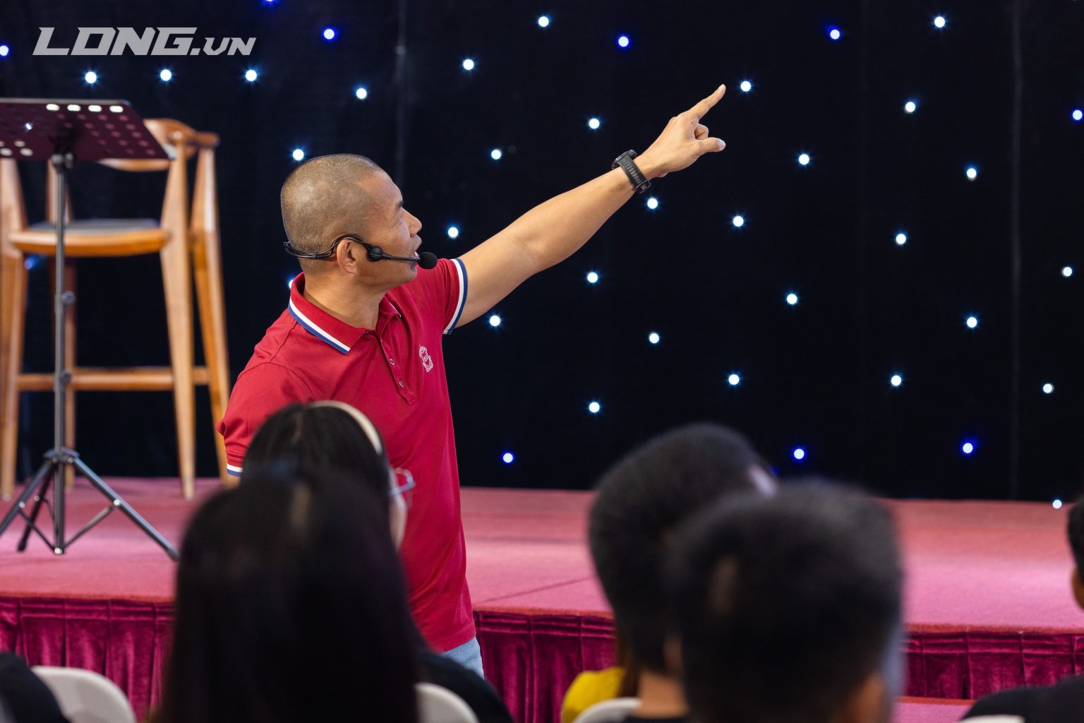 Phạm Thành Long chỉ hướng đi, biểu tượng cho việc vượt xa mọi mục tiêu tài chính
